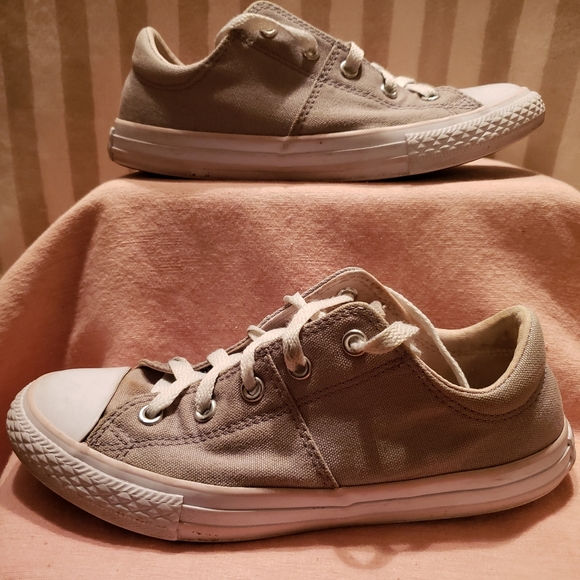 EUC CTAS Jr. classic low top kicks in khaki (Jr. 3) cool puff accent - Picture 6 of 7